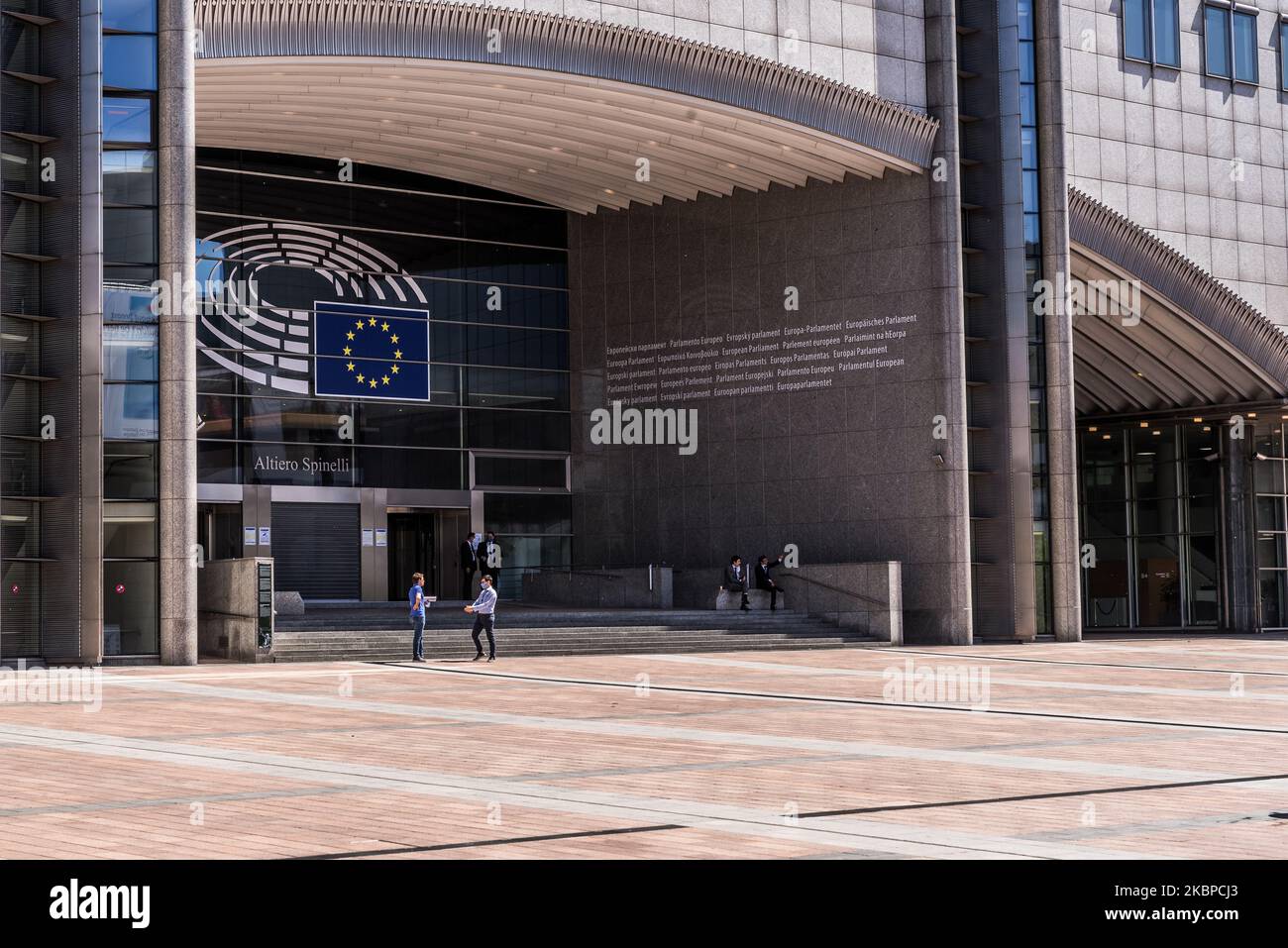 Fußgänger, der am 28. Mai 2020 vor dem Europäischen Parlament in Brüssel - Belgien steht. Die Präsidentin der Europäischen Kommission, Ursula von der Leyen, schlägt der Europäischen Union vor, 750 Milliarden Euro in Länder zu investieren, die wirtschaftlich unter der Corona-Krise leiden. Der Plan wird „EU der nächsten Generation“ heißen. Die Mitgliedstaaten und das parlament müssen nun zu dem Plan Stellung nehmen. (Foto: Jonathan Raa/NurPhoto) Stockfoto