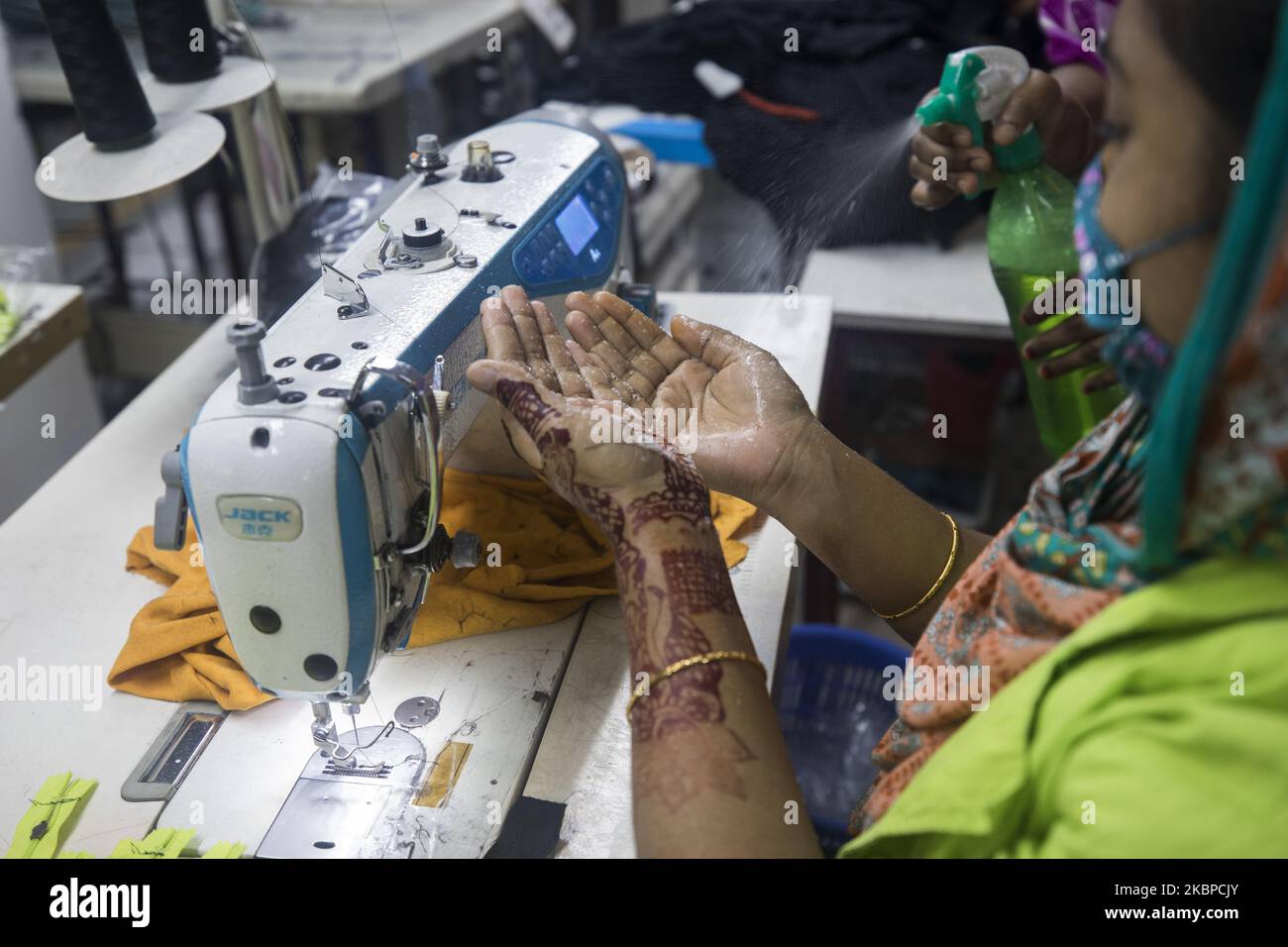 Ein Arbeiter desinfiziert am 28. Mai 2020 in einer Bekleidungsfabrik in Dhaka, Bangladesch, die Herhand. Die Arbeitnehmer in Bangladesch kehren trotz der Verwirrung über die Sicherheitsprotokolle in die Fabriken zurück, und die Industrie verliert aufgrund der Pandemie Aufträge im Wert von Milliarden Dollar. (Foto von Ahmed Salahuddin/NurPhoto) Stockfoto