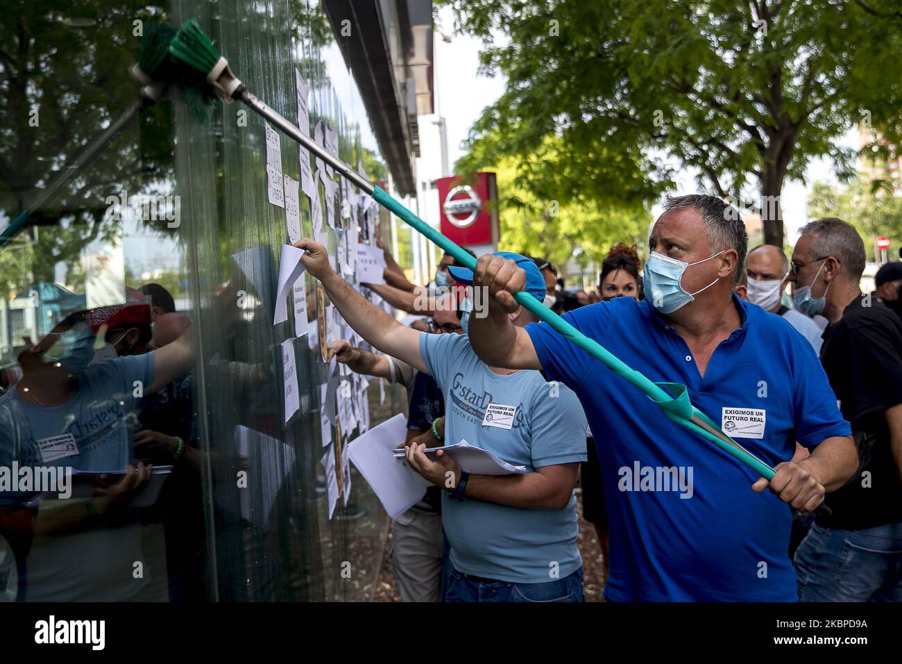 Arbeiter und Verwandte des Automobilkonzerns NISSAN versammeln sich vor mehreren multinationalen Fahrzeugläden, um gegen die Schließung der drei Werke in Barcelona zu protestieren, die während der Coronavirus-Covid-19-Krise in Barcelona, Katalonien, Spanien, mehr als 23.000 Arbeitslose zwischen direkter und indirekter Arbeit schicken könnten. Am 29. Mai 2020. (Foto von Albert Llop/NurPhoto) Stockfoto