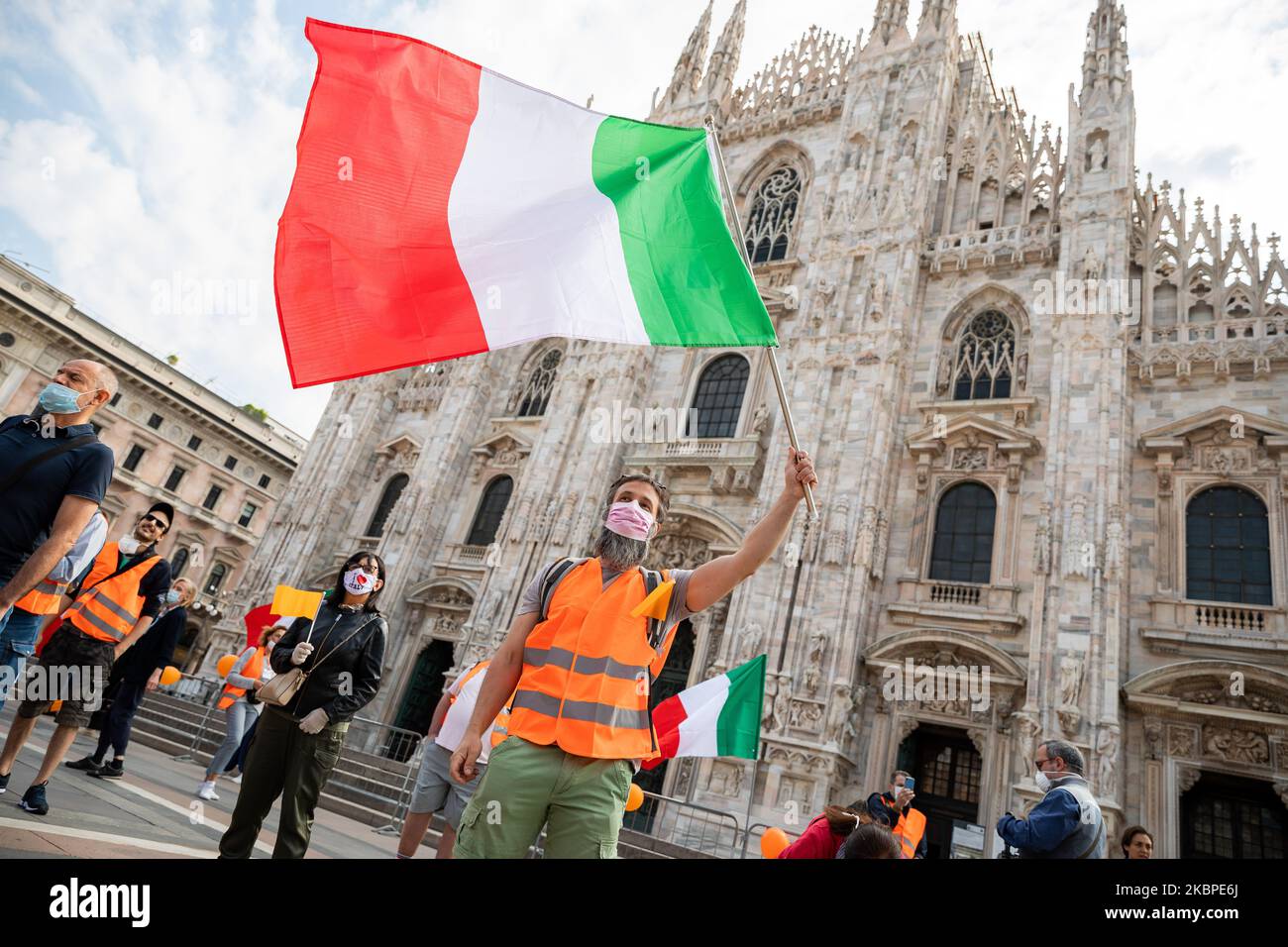 Die „Gilet Arancioni“ protestieren auf der Piazza Duomo mit orangefarbener Weste und italienischen Flaggen während der Phase 2 der nationalen Sperre des Coronavirus (COVID-19) am 30. Mai 2020 in Mailand, Italien. (Foto von Alessandro Bremec/NurPhoto) Stockfoto