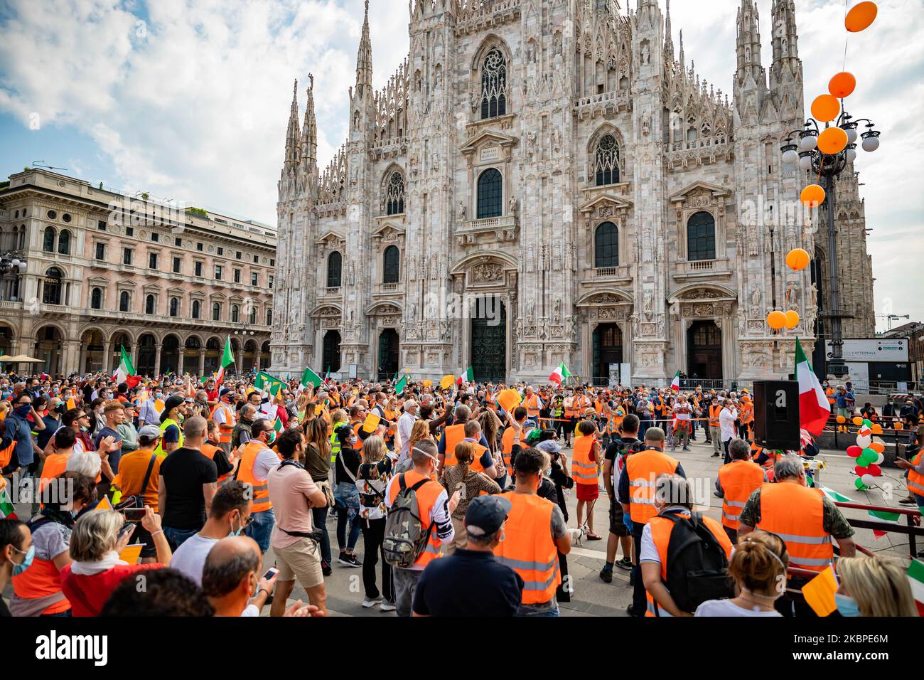 Die „Gilet Arancioni“ protestieren auf der Piazza Duomo mit orangefarbener Weste und italienischen Flaggen während der Phase 2 der nationalen Sperre des Coronavirus (COVID-19) am 30. Mai 2020 in Mailand, Italien. (Foto von Alessandro Bremec/NurPhoto) Stockfoto