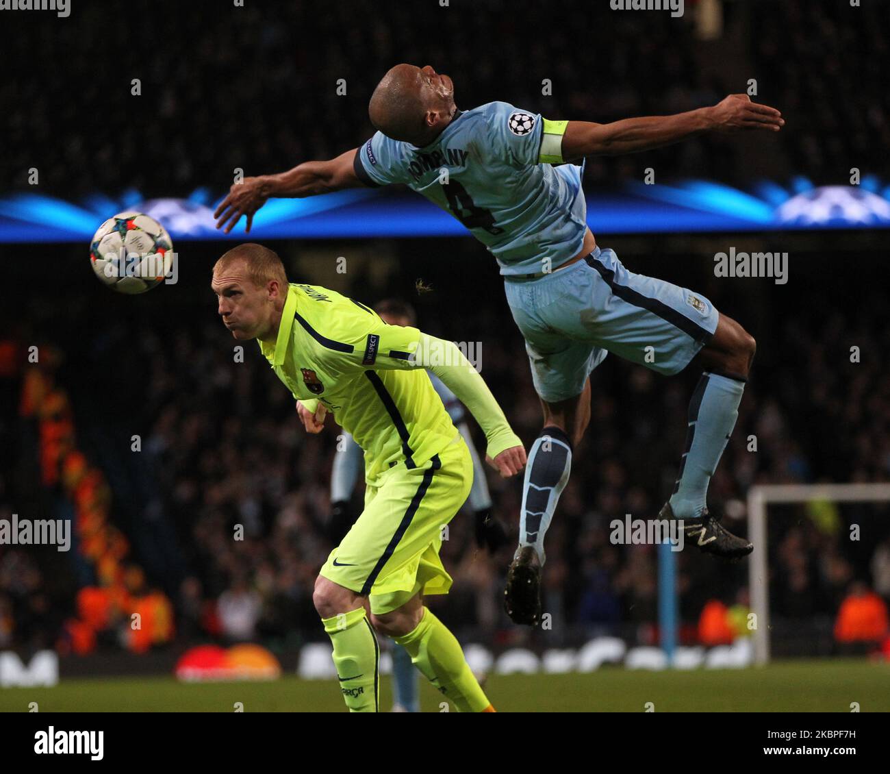 Vincent Kompany aus Manchester City bestreitet einen Header mit Jeremy Mathieu aus Barcelona während der UEFA Champions League Runde von 16 1. Teiletappe zwischen Manchester City und dem FC Barcelona am Dienstag, den 24.. Februar 2015 im Etihad Stadium, Manchester (Foto: Mark Fletcher/MI News/NurPhoto) Stockfoto