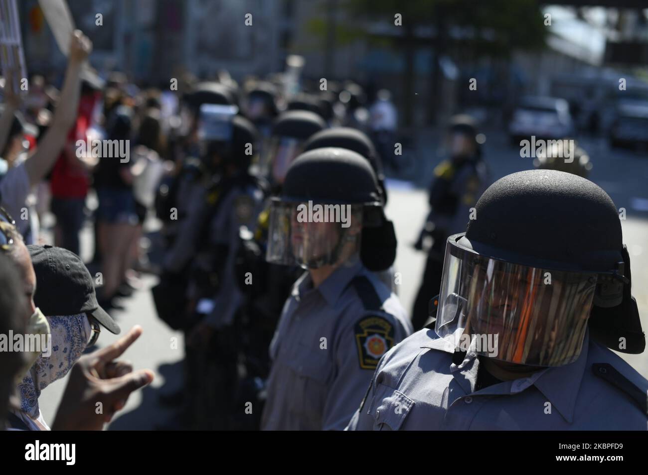 Black Live Matter Protest geht auf die Straße, um gegen die Brutalität der Polizei bei einer Kundgebung in der Innenstadt von Philadelphia, PA, am 30. Mai 2020 zu protestieren. In vielen Städten der Nation wird nach dem Mord an George Floyd ein ähnlicher Protest verübt. (Foto von Bastiaan Slabbers/NurPhoto) Stockfoto