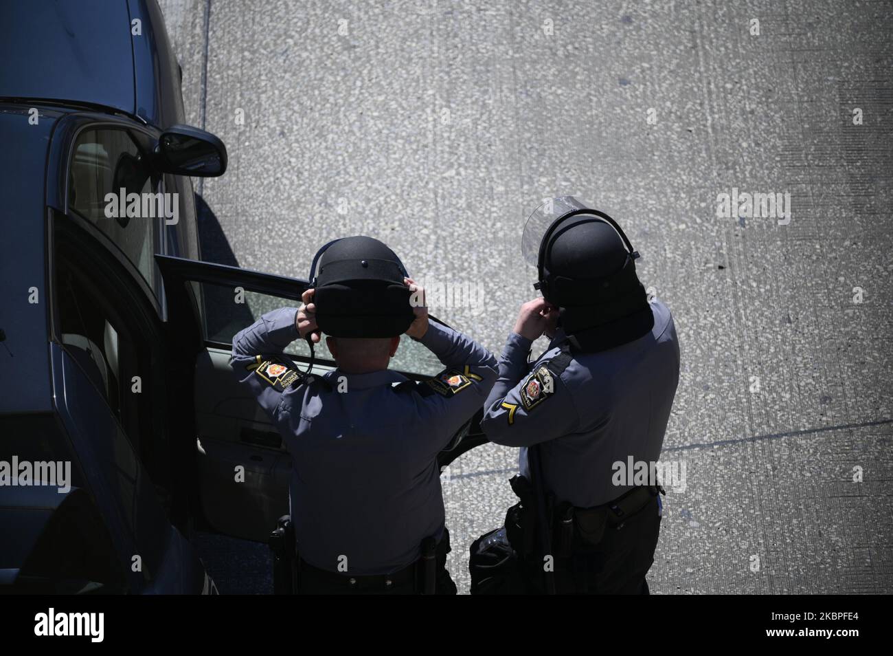 Staatstrupps rasten an einem Ausgang des Vine Express Way ein, als Demonstranten am 30. Mai 2020 in der Nähe des Rathauses in Philadelphia, PA, mit der Polizei zusammenstoßen. In den Städten des Landes gehen Tausende auf die Straße, um gegen die Brutalität der Polizei nach dem Mord an George Floyd zu protestieren. (Foto von Bastiaan Slabbers/NurPhoto) Stockfoto