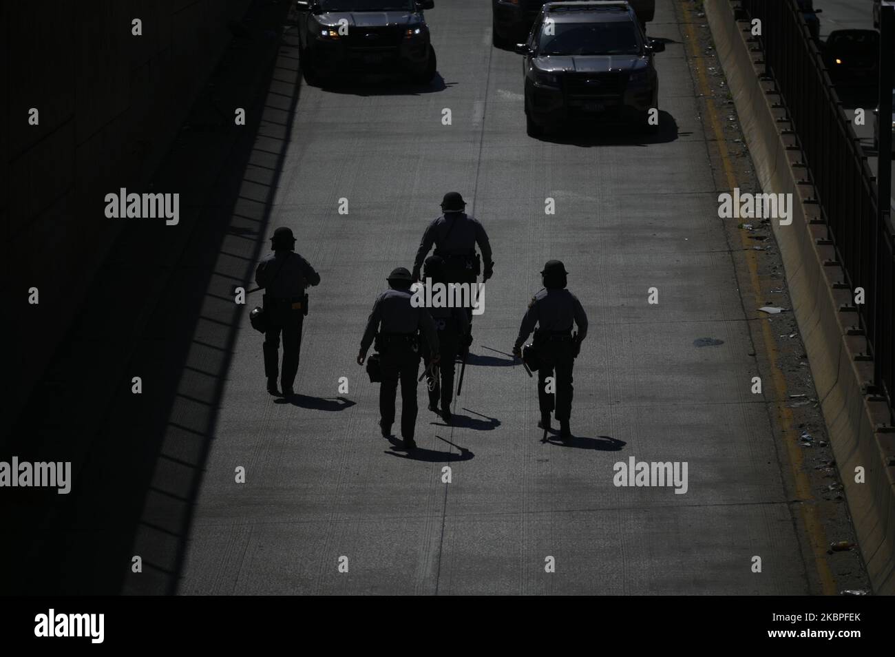 Staatstruppen im Bereitschaftstrikot gehen einen blockierten Ausgang des Vine Express Way hinauf, als Demonstranten am 30. Mai 2020 in der Nähe des Rathauses in Philadelphia, PA, mit der Polizei zusammenstoßen. In den Städten des Landes gehen Tausende auf die Straße, um gegen die Brutalität der Polizei nach dem Mord an George Floyd zu protestieren. (Foto von Bastiaan Slabbers/NurPhoto) Stockfoto