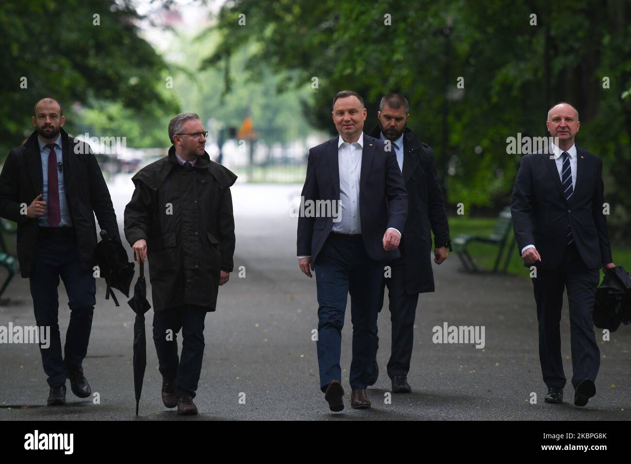 Der polnische Präsident Andrzej Duda (C), Krzysztof Szczerski (2. L) und Wojciech Kolarski (R) kommen an, um am Denkmal Wincenty Witos im Jordan Park in Krakau zu liegen. Wincenty Witos (1874-1945) war ein polnischer Politiker und Vorsitzender der Polnischen Volkspartei (PSL), der 1920s dreimal als Premierminister von Polen diente. Am Sonntag, den 31. Mai 2020, in Krakau, Polen. (Foto von Artur Widak/NurPhoto) Stockfoto