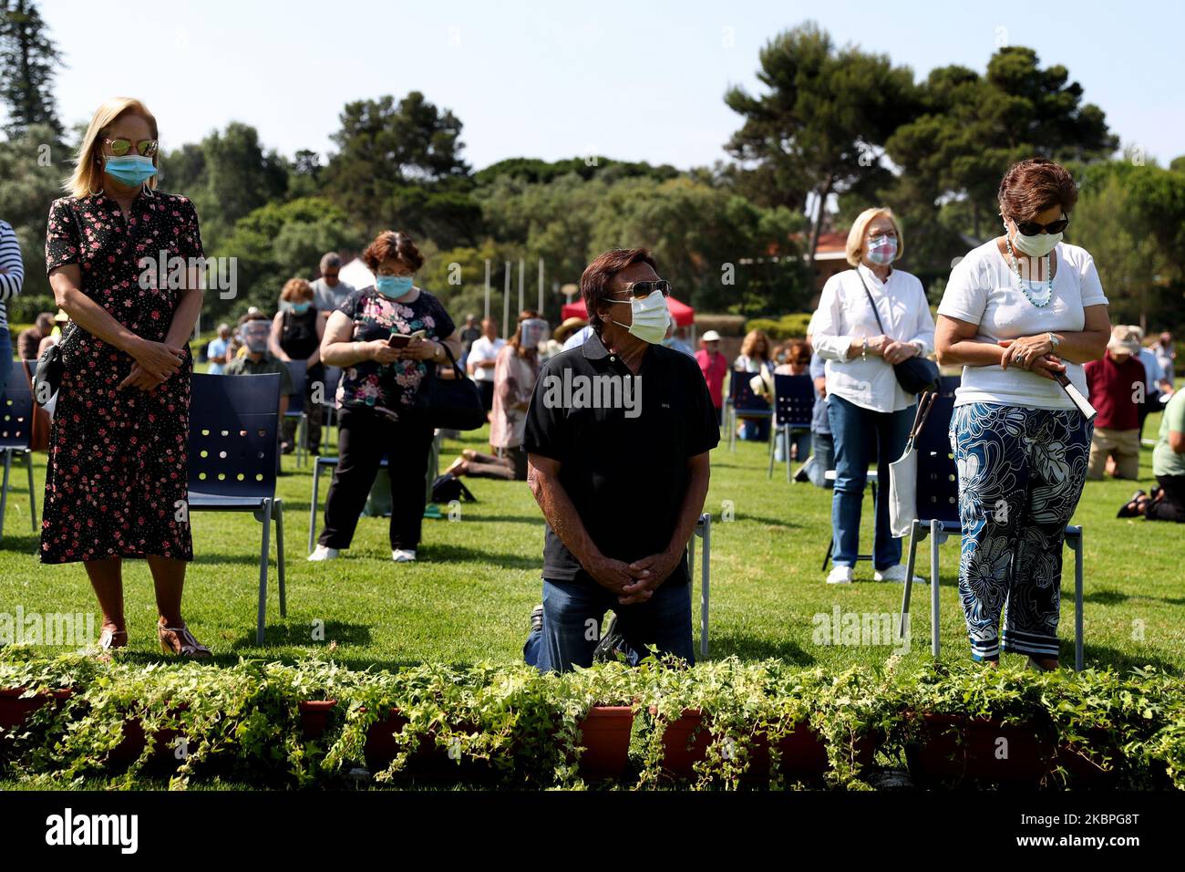 Faithfuls mit Gesichtsmasken beobachten soziale Distanzierungen, während sie an einer Open-Air-Messe teilnehmen, die von Pfarrer Nuno Coelho am 31. Mai 2020 im Hippodrom in Cascais, Portugal, inmitten der COVID-19-Pandemie gefeiert wird. Neue Regeln für die Gläubigen und Anpassungen der Kulte wurden von der katholischen Kirche angenommen, um die Kirchen wieder zu öffnen. (Foto von Pedro Fiúza/NurPhoto) Stockfoto