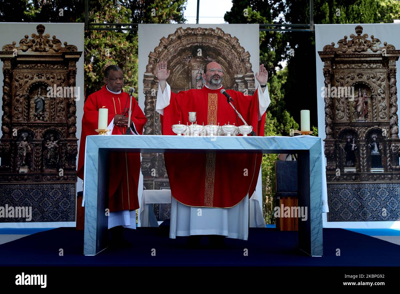 Priester Nuno Coelho (R) feiert am 31. Mai 2020 inmitten der COVID-19-Pandemie eine Open-Air-Messe auf dem Hippodrom in Cascais, Portugal. Neue Regeln für die Gläubigen und Anpassungen der Kulte wurden von der katholischen Kirche angenommen, um die Kirchen wieder zu öffnen. (Foto von Pedro FiÃºza/NurPhoto) Stockfoto