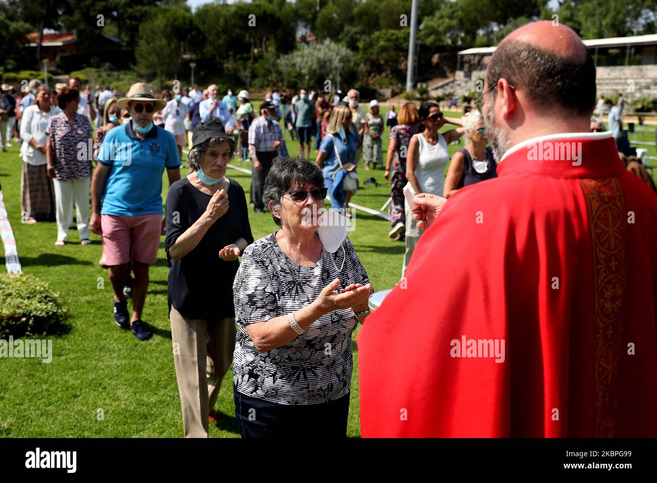 Faithfuls mit Gesichtsmasken beobachten soziale Distanzierungen, während sie an einer Open-Air-Messe teilnehmen, die von Pfarrer Nuno Coelho am 31. Mai 2020 im Hippodrom in Cascais, Portugal, inmitten der COVID-19-Pandemie gefeiert wird. Neue Regeln für die Gläubigen und Anpassungen der Kulte wurden von der katholischen Kirche angenommen, um die Kirchen wieder zu öffnen. (Foto von Pedro Fiúza/NurPhoto) Stockfoto