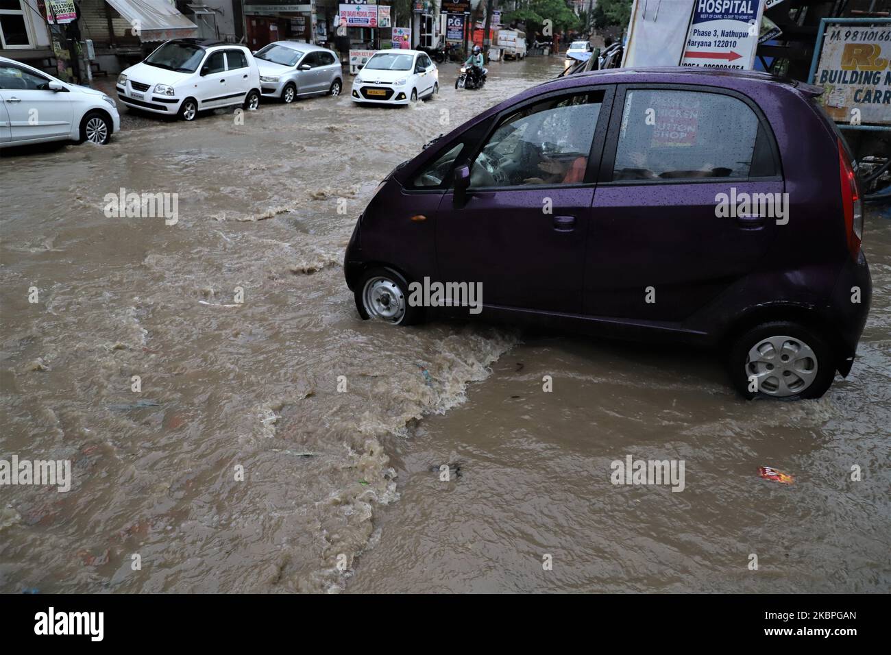 Ein TATA-NANO-Auto fährt am 31. Mai 2020 nach starken Regenfällen in Gurugram am Stadtrand von Neu-Delhi, Indien, durch eine untergetauchte Straße (Foto: Nasir Kachroo/NurPhoto) Stockfoto
