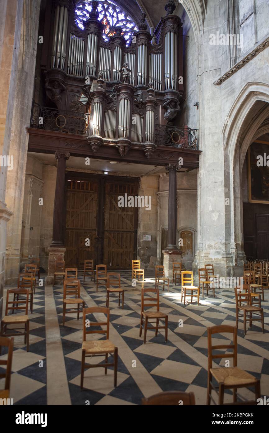 Blick auf das Innere einer Kirche in Paris, Frankreich, am 30. Mai 2020. Seit Samstag, dem 23. Mai, sind religiöse Zusammenkünfte in Frankreich wieder erlaubt, unter der Bedingung, dass die Maßnahmen der Distanzierung eingehalten werden, konnten bestimmte Kirchen einen Teil der Stühle entfernen, um die Entfernungen einzuhalten. (Foto von Stephane Rouppert/NurPhoto) Stockfoto