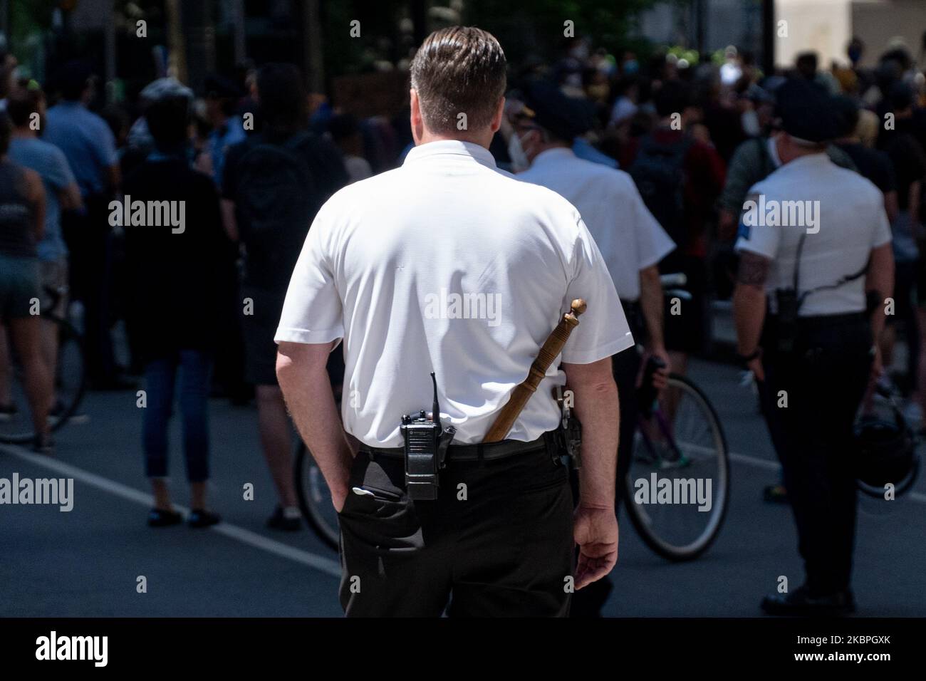 Ein Polizeibeamter aus Philadelphia trägt einen Holzschlagstock, während er einen Protest nach dem Tod von George Floyd am Sonntag, den 31. Mai 2020, überwacht. (Foto von Michael Candelori/NurPhoto) Stockfoto