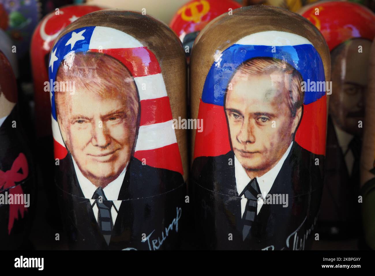 Gemalte Matroschka-Puppen, auch bekannt als russische Nestpuppen, die die Gesichter des russischen Präsidenten Wladimir Putin und des US-Präsidenten Donald Trump tragen, sind am 31. Mai 2020 in einem Souvenirladen in St. Petersburg, Russland, ausgestellt. (Foto von Sergey Nikolaev/NurPhoto) Stockfoto