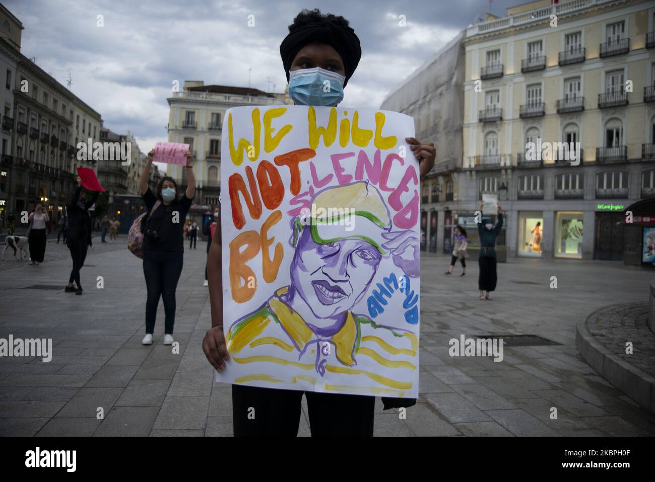 Demonstranten protestieren vor der Puerta del Sol, da die Unruhen in den USA nach dem 25. Mai, dem Tod von George Floyd am 31. Mai 2020 in Madrid, Spanien, andauern. Der Protest folgt auf den Tod von George Floyd in Minneapolis, USA, in dieser Woche, wo ein Polizist wegen Mordes dritten Grades angeklagt wurde. (Foto von Oscar Gonzalez/NurPhoto) Stockfoto