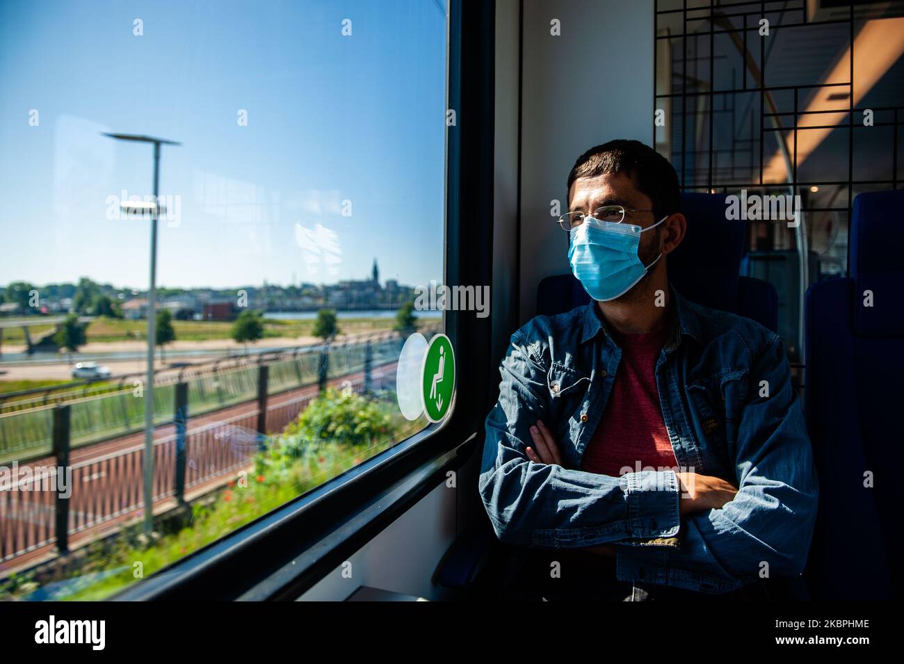 Ein Mann sitzt im Zug mit Mundmaske, am ersten Tag, an dem am 1.. Juni 2020 in Amsterdam, Niederlande, Mundschutz für öffentliche Verkehrsmittel vorgeschrieben ist. (Foto von Romy Arroyo Fernandez/NurPhoto) Stockfoto