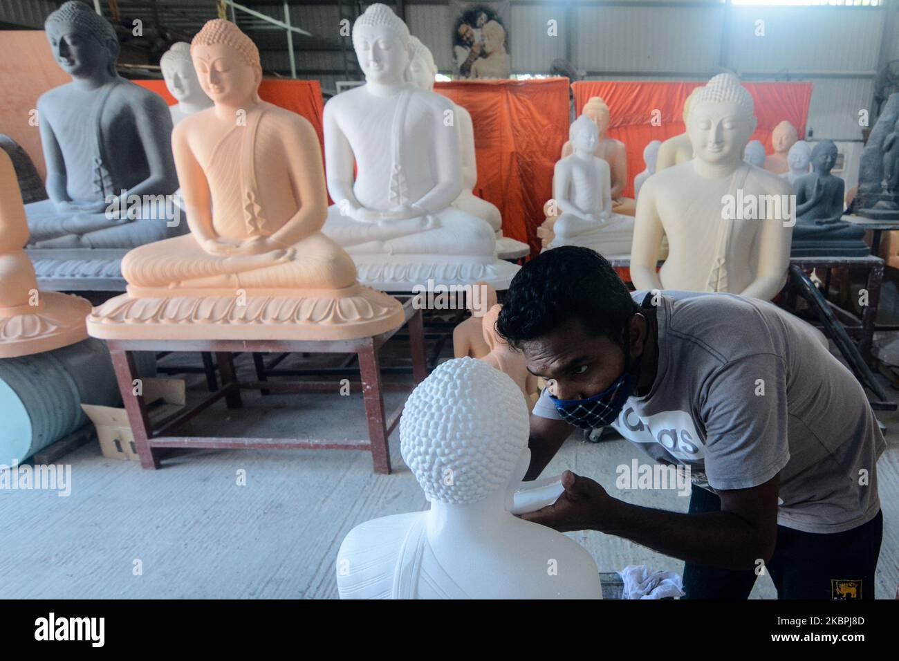 Ein Bildhauer steinerne Buddha-Statue in seiner Werkstatt in Papiliyana bei Colombo, Sri Lanka.Juni 01,2020. Viele Beschäftigte im informellen Sektor wie er sind langsam wieder zur Arbeit zurückgekehrt, nachdem die Ausgangssperre COVID-19 im ganzen Land gelockert wurde. (Foto von Akila Jayawardana/NurPhoto) Stockfoto