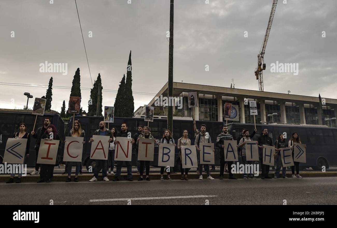 Jugendliche der griechischen Komunisten protestieren neben der US-Botschaft in Athen wegen der Tötung von George Floyd durch die Polizei in den USA am 1. Juni 2020. - Die Vereinigten Staaten sind nach dem Tod von George Floyd in Tage und Nächte von Protesten, Gewalt und Plünderungen ausgebrochen, nachdem er festgenommen und mit einem Knie bis zum Hals festgehalten wurde und kurz darauf starb. (Foto von Dimitris Lampropoulos/NurPhoto) Stockfoto