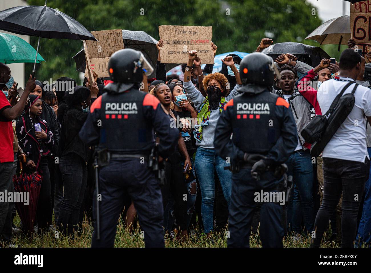 Am 1. Juni 2020 nehmen Menschen an einer Demonstration gegen den Tod von George Floyd in Girona, Spanien, Teil. Mehr als 300 Menschen protestierten während der antifaschistischen Kundgebung und gegen die Brutalität der Polizei. (Foto von Adria Salido Zarco/NurPhoto) Stockfoto