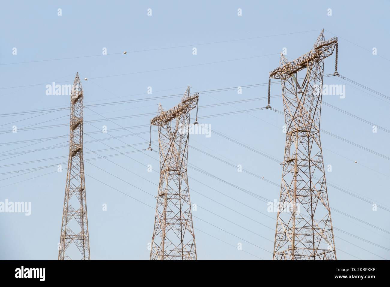 Nahaufnahme von Abschnitten eines Hochspannungsmasten vor einem blauen Himmel Stockfoto