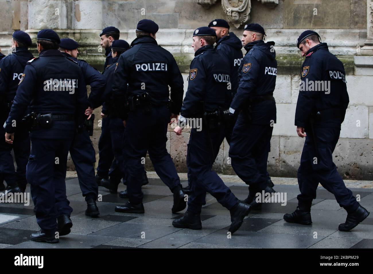 Polizeibeamte vor dem Stephansdom während der Beerdigung von Niki Lauda am 29. Mai 2019 in Wien, Österreich. (Foto von Jakub Porzycki/NurPhoto) Stockfoto