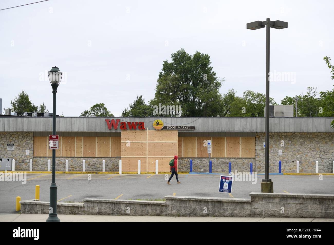 Die Geschäfte werden am 2. Juni 2020 auf Empfehlung des lokalen CDC im liberalen Stadtteil Mt Airy im Nordwesten von Philadelphia, PA, verladen. An diesem Wahltag - mit komprimierten Wahllokalen für die persönliche Abstimmung aufgrund von COVID-19 - bereitet sich die Gemeinschaft auch auf eine Vielzahl von Möglichkeiten der Gewalt und Vandalismus vor und stellt sich gegen diese. (Foto von Bastiaan Slabbers/NurPhoto) Stockfoto