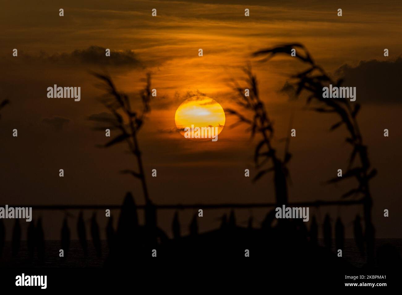 Der Sonnenuntergang am Strand von Gaza City am 2. Juni 2020, angesichts der Besorgnis über die Ausbreitung der Coronavirus-Krankheit (COVID-19) im Gazastreifen. (Foto von Sameh Rahmi/NurPhoto) Stockfoto