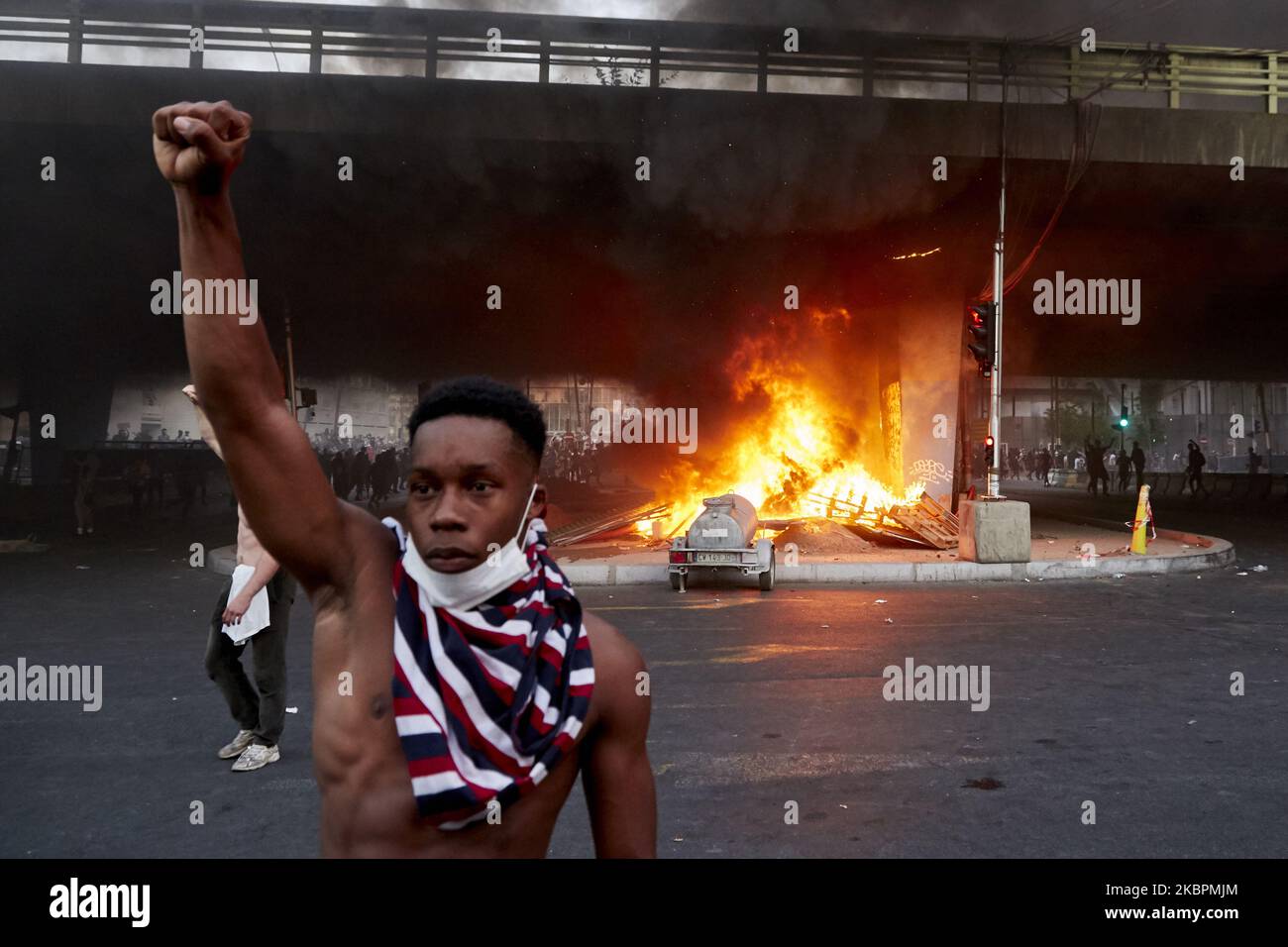 Demonstranten bei einer Kundgebung am 2020. Juni in Paris, Frankreich, gegen die Polizeigewalt und den Tod von George Floyd. Floyd starb am 25. Mai, nachdem er von der Minneapolis-Polizei zurückgehalten wurde. (Foto von Adnan Farzat/NurPhoto) Stockfoto