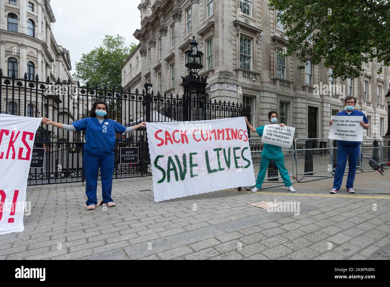 Eine Gruppe von Krankenschwestern, die Gesichtsmasken tragen, protestieren vor der Downing Street und fordern eine Gehaltserhöhung, einen wirksamen Schutz gegen COVID-19 und eine unverhältnismäßig hohe Sterblichkeit durch das neuartige Coronavirus unter ethnischen Minderheiten der BAME am 03. Juni 2020 in London, England. (Foto von Wiktor Szymanowicz/NurPhoto) Stockfoto