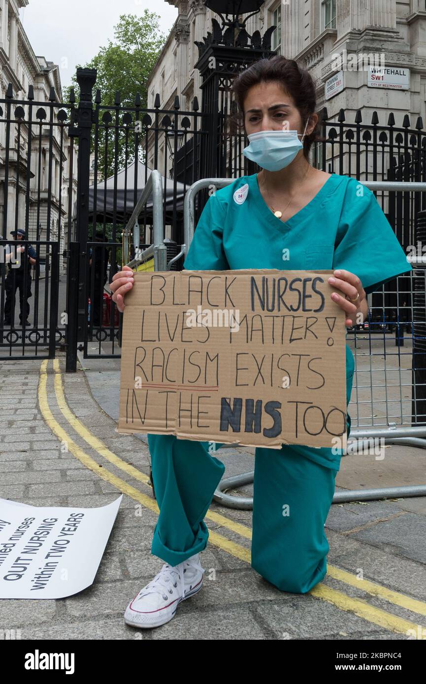 Eine Gruppe von Krankenschwestern, die Gesichtsmasken tragen, protestieren vor der Downing Street und fordern eine Gehaltserhöhung, einen wirksamen Schutz gegen COVID-19 und eine unverhältnismäßig hohe Sterblichkeit durch das neuartige Coronavirus unter ethnischen Minderheiten der BAME am 03. Juni 2020 in London, England. (Foto von Wiktor Szymanowicz/NurPhoto) Stockfoto