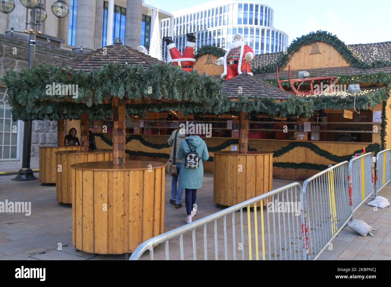 New Street, Birmingham, 4. November 2022. - Der Frankfurter Weihnachtsmarkt, der heute eröffnet wurde, hat einen großen Verlust an Besuchern erlebt, da die Preise in die Höhe schnellen und die Besucher mit der Krise der Lebenshaltungskosten kämpfen. Die Bierbars waren praktisch leer und kosteten ein Bier für 6,50 Pfund oder ein doppeltes Bier für 12,50 Pfund, genauso wie die Imbissstände. Auch die Zahl der Menschen wurde drastisch reduziert. Es gibt auch weniger Stände als in den Vorjahren. PIC by Credit: Stop Press Media/Alamy Live News Stockfoto