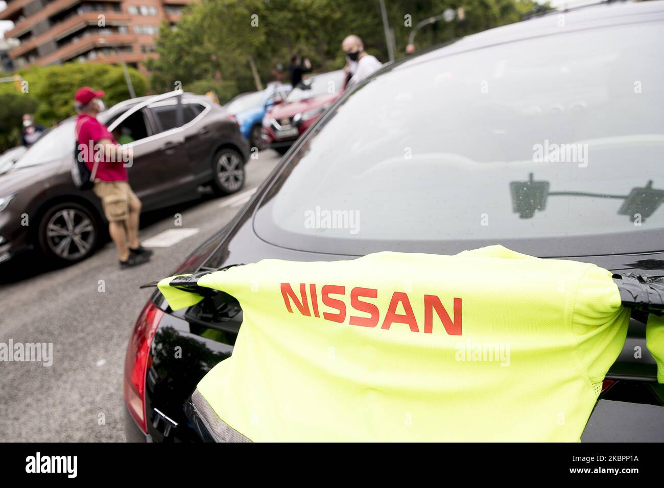 Arbeiter und Verwandte der NISSAN-Firma blockieren die Avinguda Diagonal in Barcelona mit ihren Fahrzeugen und versammeln sich am 4. Juni 2020 vor dem japanischen Konsulat und der Anwaltskanzlei Garrigues, die für die Verteidigung des japanischen Autokonzerns verantwortlich ist, in Barcelona, Spanien. (Foto von Albert Llop/NurPhoto) Stockfoto