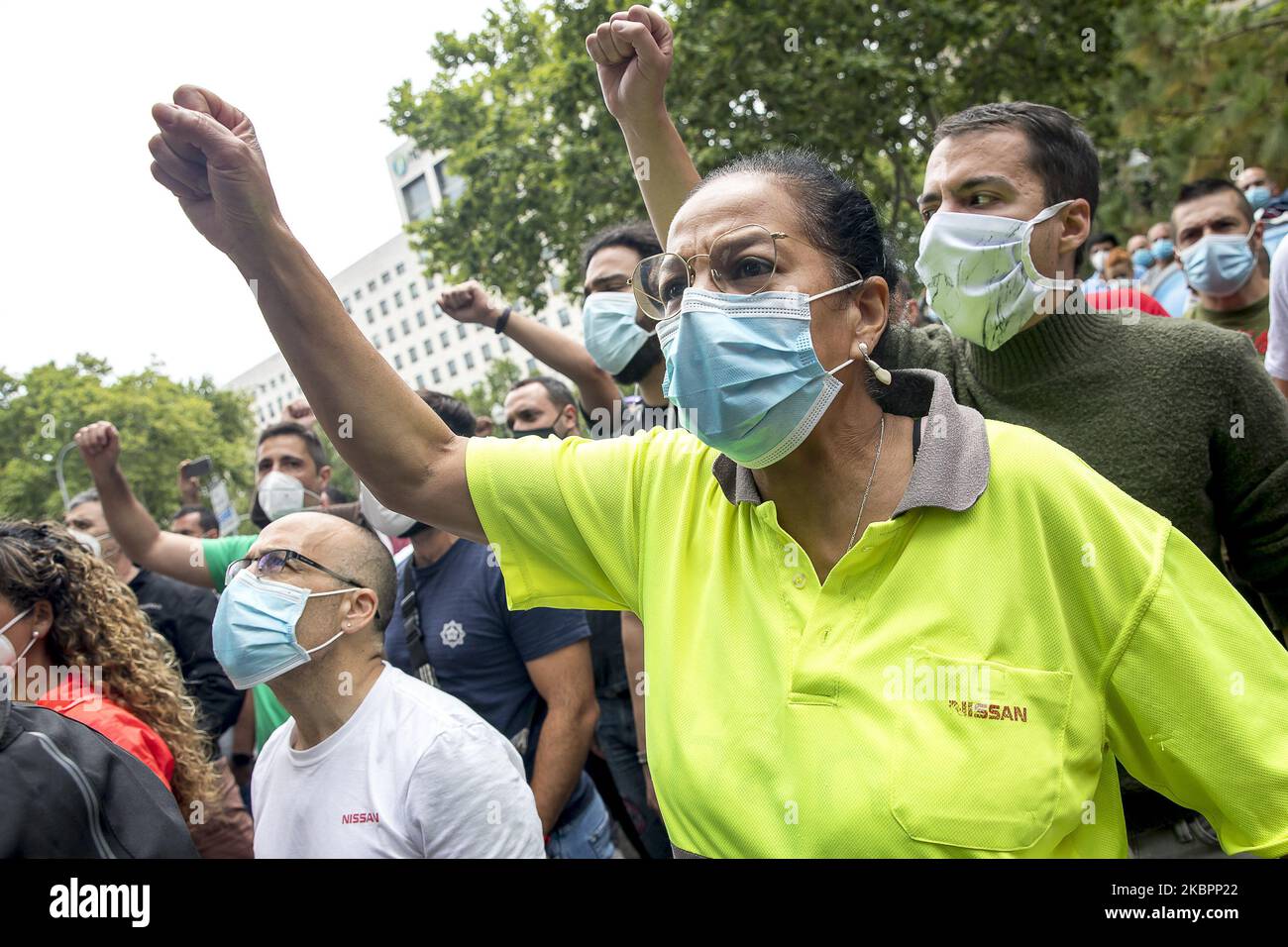 Arbeiter und Verwandte der NISSAN-Firma blockieren die Avinguda Diagonal in Barcelona mit ihren Fahrzeugen und versammeln sich am 4. Juni 2020 vor dem japanischen Konsulat und der Anwaltskanzlei Garrigues, die für die Verteidigung des japanischen Autokonzerns verantwortlich ist, in Barcelona, Spanien. (Foto von Albert Llop/NurPhoto) Stockfoto