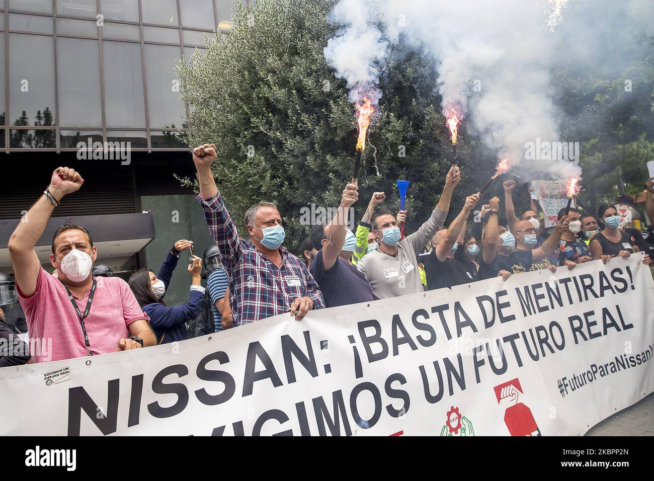 Arbeiter und Verwandte der NISSAN-Firma blockieren die Avinguda Diagonal in Barcelona mit ihren Fahrzeugen und versammeln sich am 4. Juni 2020 vor dem japanischen Konsulat und der Anwaltskanzlei Garrigues, die für die Verteidigung des japanischen Autokonzerns verantwortlich ist, in Barcelona, Spanien. (Foto von Albert Llop/NurPhoto) Stockfoto