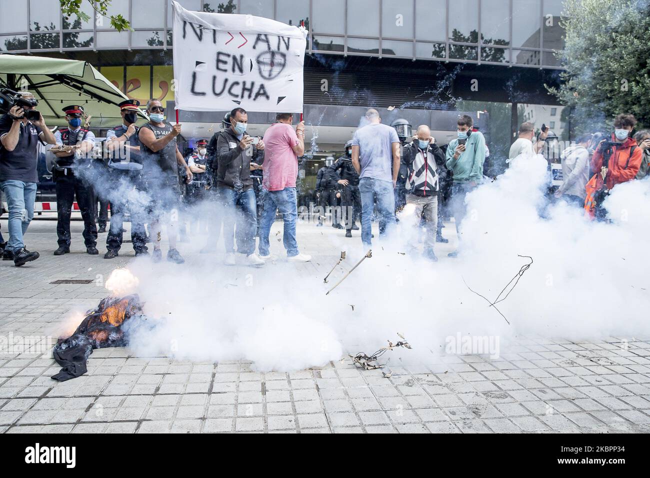 Arbeiter und Verwandte der NISSAN-Firma blockieren die Avinguda Diagonal in Barcelona mit ihren Fahrzeugen und versammeln sich am 4. Juni 2020 vor dem japanischen Konsulat und der Anwaltskanzlei Garrigues, die für die Verteidigung des japanischen Autokonzerns verantwortlich ist, in Barcelona, Spanien. (Foto von Albert Llop/NurPhoto) Stockfoto