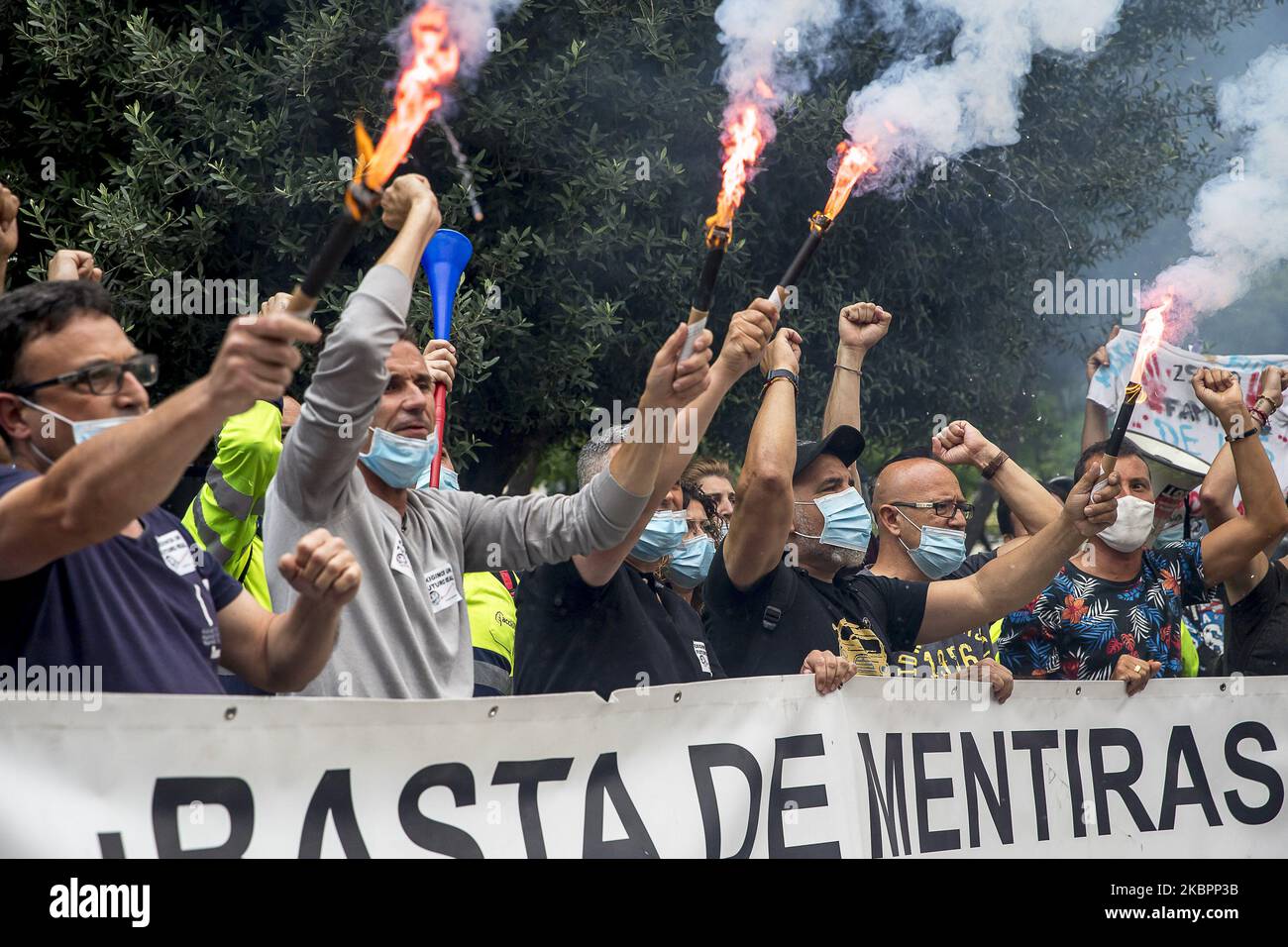 Arbeiter und Verwandte der NISSAN-Firma blockieren die Avinguda Diagonal in Barcelona mit ihren Fahrzeugen und versammeln sich am 4. Juni 2020 vor dem japanischen Konsulat und der Anwaltskanzlei Garrigues, die für die Verteidigung des japanischen Autokonzerns verantwortlich ist, in Barcelona, Spanien. (Foto von Albert Llop/NurPhoto) Stockfoto