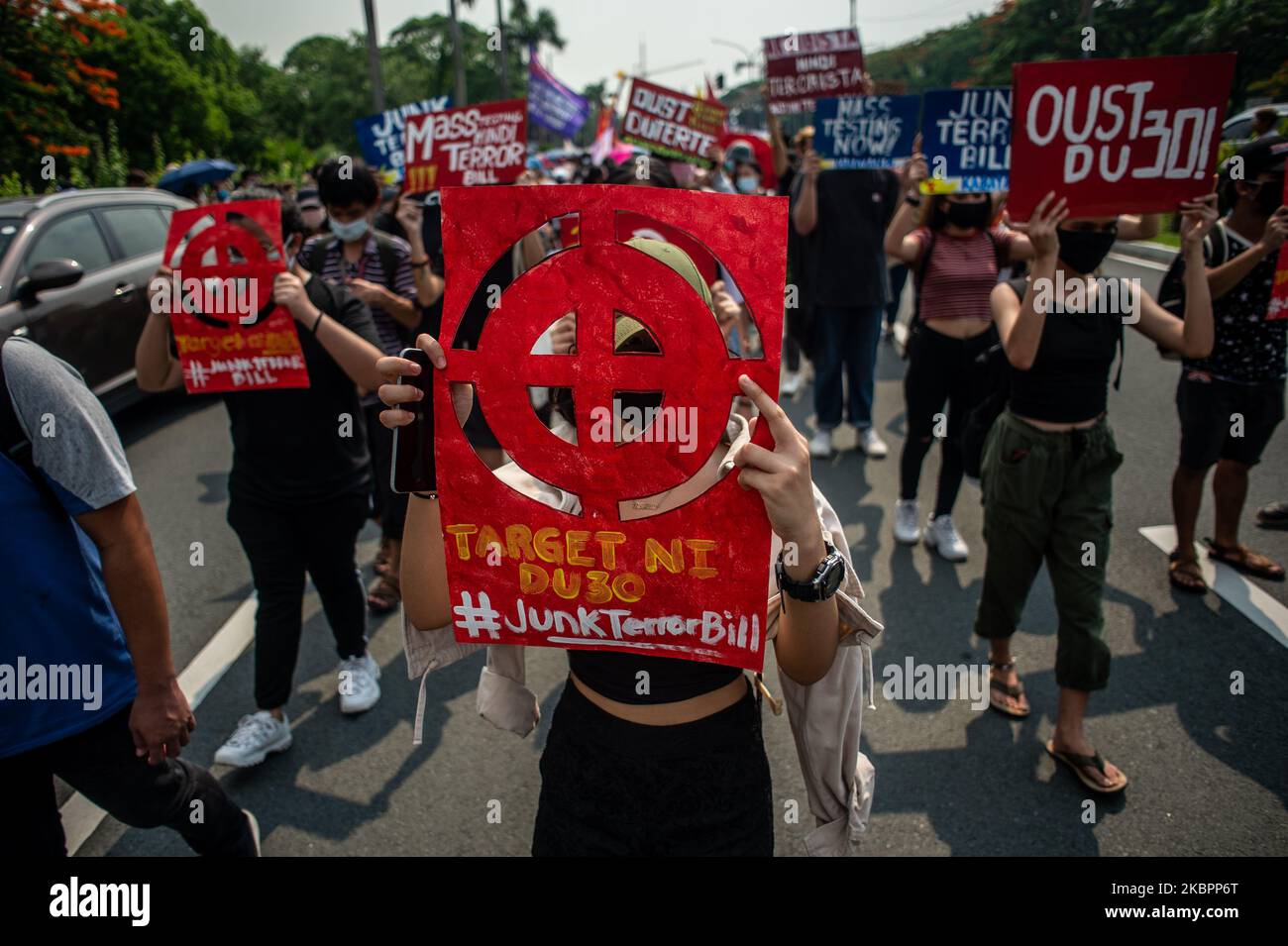 Eine Frau, die ein Plakat mit der Aufschrift „Target of Duterte #JunkTerrorBill“ trägt, nimmt am 4. Juni 2020 an einer Kundgebung gegen das Anti-Terror-Gesetz an der Universität der Philippinen in Quezon City, Philippinen, Teil. Nach dem vorgeschlagenen Gesetz kann eine Person, die als Terrorist verdächtigt wird, bis zu 24 Tage ohne Haftbefehl festgehalten, unter Überwachung gestellt und zu lebenslanger Haft verurteilt werden. Das Gesetz wurde gestern, am 3. Juni, in seiner dritten und letzten Lesung vom Repräsentantenhaus gebilligt. (Foto: Lisa Marie David/NurPhoto) Stockfoto