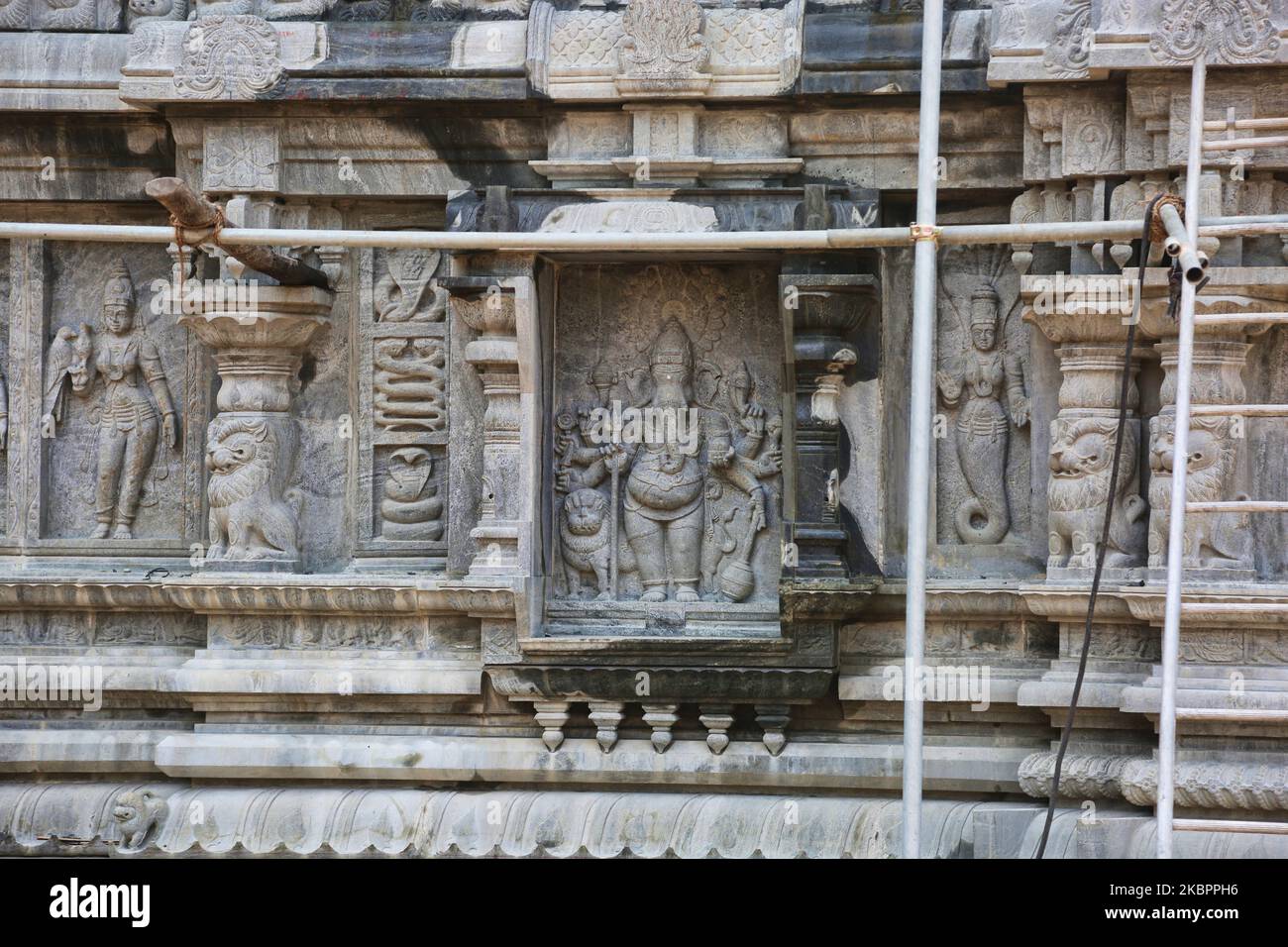 Figur von Lord Ganesh, gesehen während des Wiederaufbaus des Raja Gopuram Turms des Arul Eswari Muthumariamman Hindu Tempels in Jaffna, Sri Lanka am 15. August 2017. Der Turm wurde während des 26-jährigen Bürgerkrieges zwischen der Sri-lankischen Armee und der LTTE (Liberation Tigers of Tamil Eelam) durch Bombenangriffe zerstört. Dies ist nur eine der vielen Erinnerungen an die tiefen Narben, die der Bürgerkrieg hinterlassen hat, der schätzungsweise 40.000 Menschen getötet hat. (Foto von Creative Touch Imaging Ltd./NurPhoto) Stockfoto