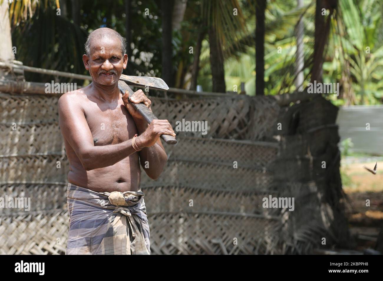 Arbeiter hält eine Axt während des Wiederaufbaus des Raja Gopuram-Turms des Arul Eswari Muthumariamman Hindu-Tempels in Jaffna, Sri Lanka, am 15. August 2017. Der Turm wurde während des 26-jährigen Bürgerkrieges zwischen der Sri-lankischen Armee und der LTTE (Liberation Tigers of Tamil Eelam) durch Bombenangriffe zerstört. Dies ist nur eine der vielen Erinnerungen an die tiefen Narben, die der Bürgerkrieg hinterlassen hat, der schätzungsweise 40.000 Menschen getötet hat. (Foto von Creative Touch Imaging Ltd./NurPhoto) Stockfoto