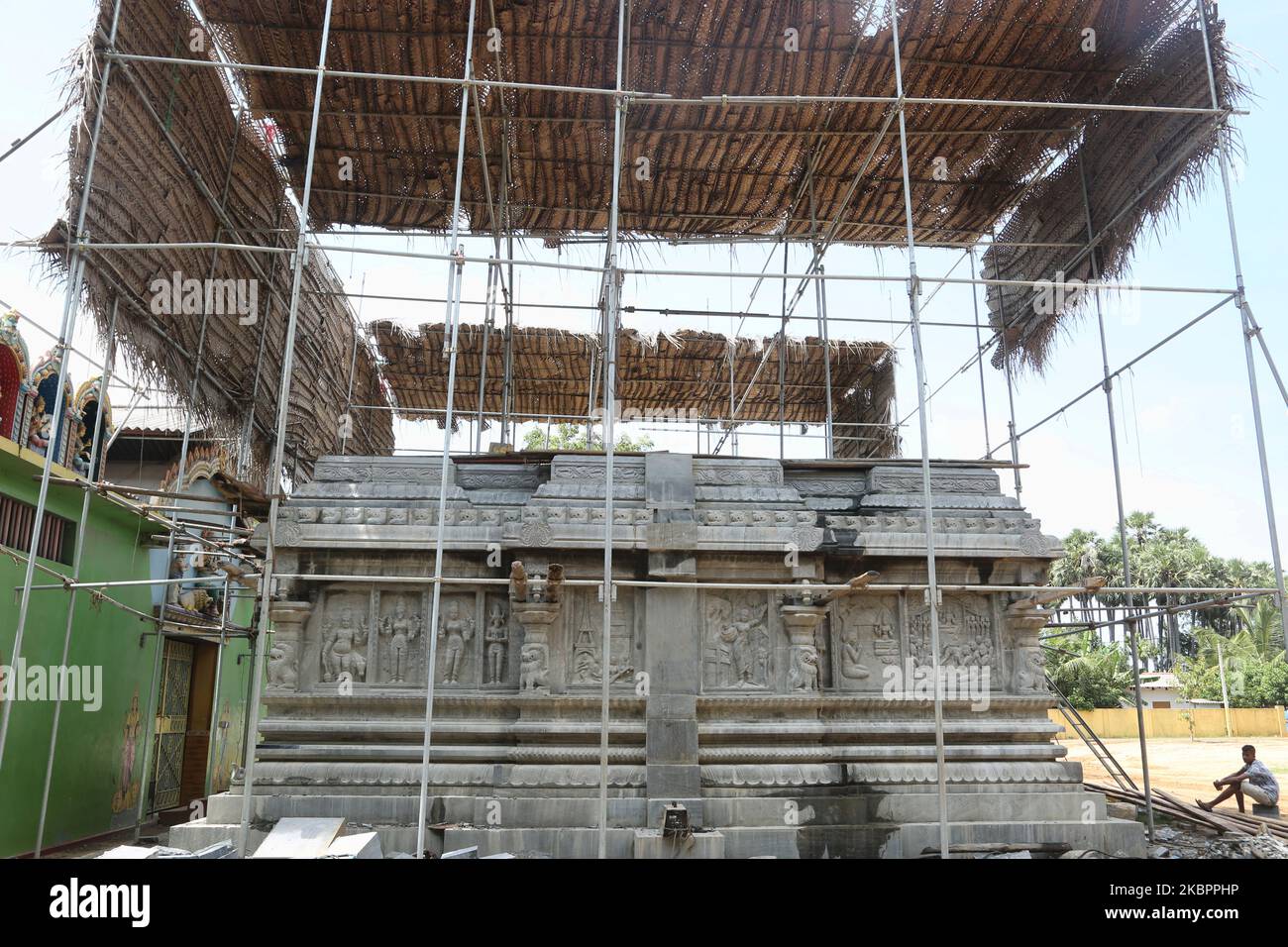 Wiederaufbau des Raja Gopuram-Turms des Arul Eswari Muthumariamman Hindu-Tempels in Jaffna, Sri Lanka, am 15. August 2017. Der Turm wurde während des 26-jährigen Bürgerkrieges zwischen der Sri-lankischen Armee und der LTTE (Liberation Tigers of Tamil Eelam) durch Bombenangriffe zerstört. Dies ist nur eine der vielen Erinnerungen an die tiefen Narben, die der Bürgerkrieg hinterlassen hat, der schätzungsweise 40.000 Menschen getötet hat. (Foto von Creative Touch Imaging Ltd./NurPhoto) Stockfoto