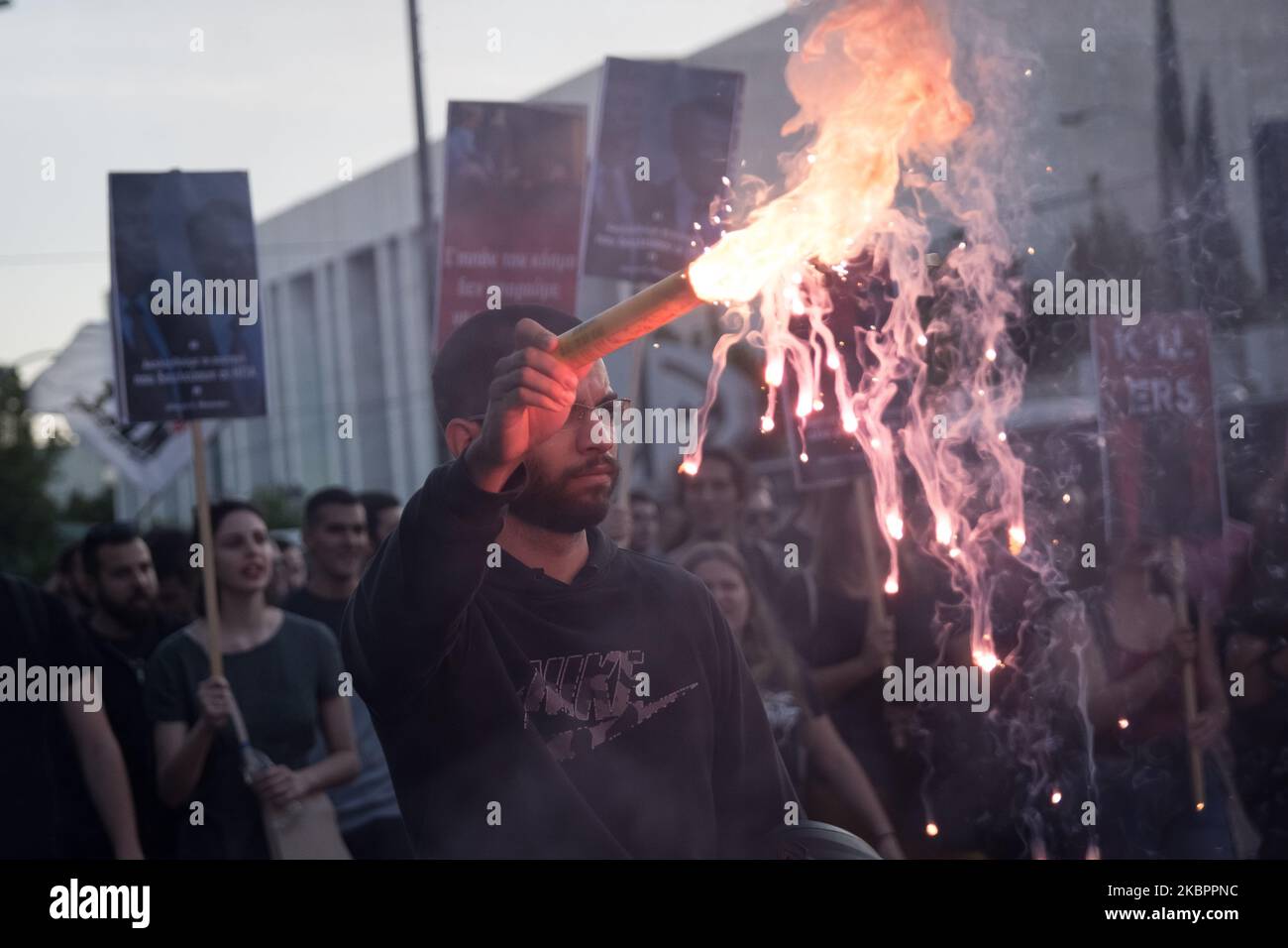 Protest der Kommunistischen Jugend Griechenlands vor der Botschaft der Vereinigten Staaten in Athen nach der Tötung von George Floyd durch einen US-Polizeibeamten in Minneapolis, USA, am 4. Juni 2020. (Foto von Nikolas Kokovlis/NurPhoto) Stockfoto