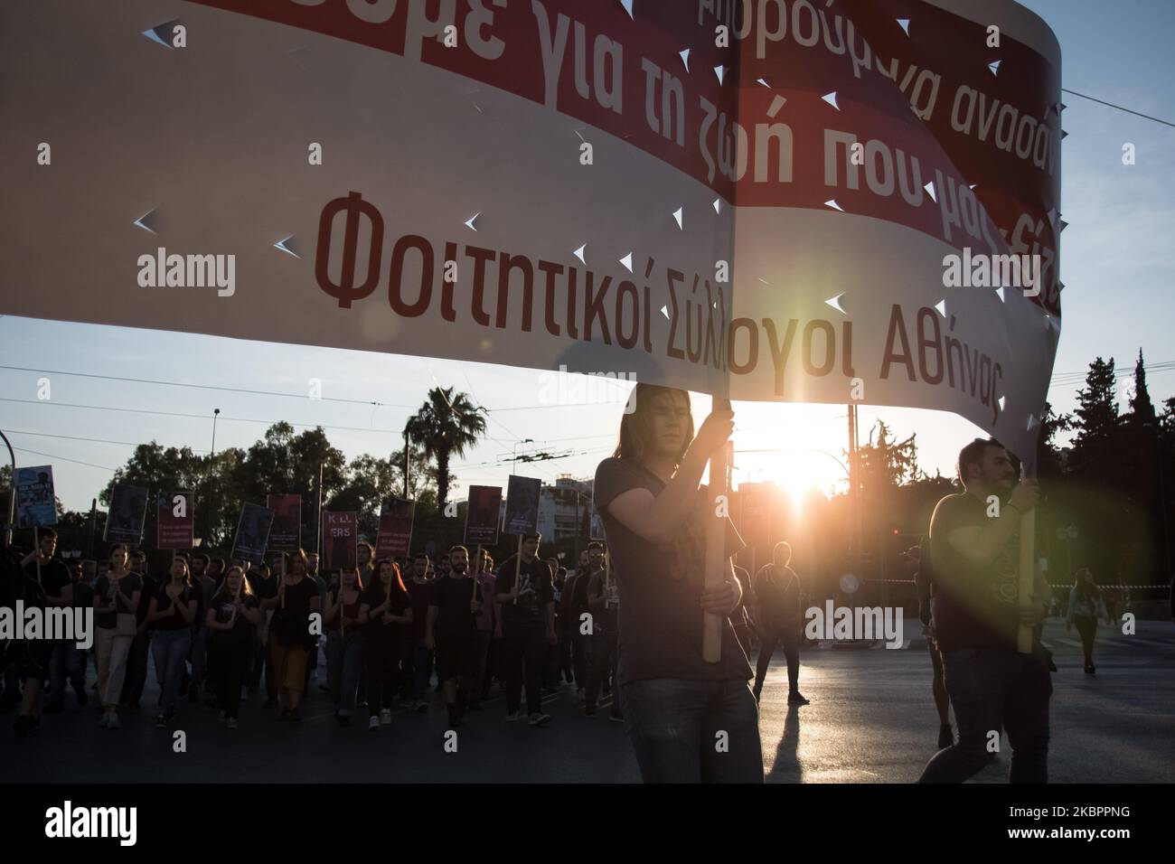 Protest der Kommunistischen Jugend Griechenlands vor der Botschaft der Vereinigten Staaten in Athen nach der Tötung von George Floyd durch einen US-Polizeibeamten in Minneapolis, USA, am 4. Juni 2020. (Foto von Nikolas Kokovlis/NurPhoto) Stockfoto