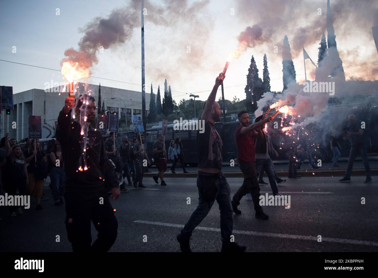 Protest der Kommunistischen Jugend Griechenlands vor der Botschaft der Vereinigten Staaten in Athen nach der Tötung von George Floyd durch einen US-Polizeibeamten in Minneapolis, USA, am 4. Juni 2020. (Foto von Nikolas Kokovlis/NurPhoto) Stockfoto