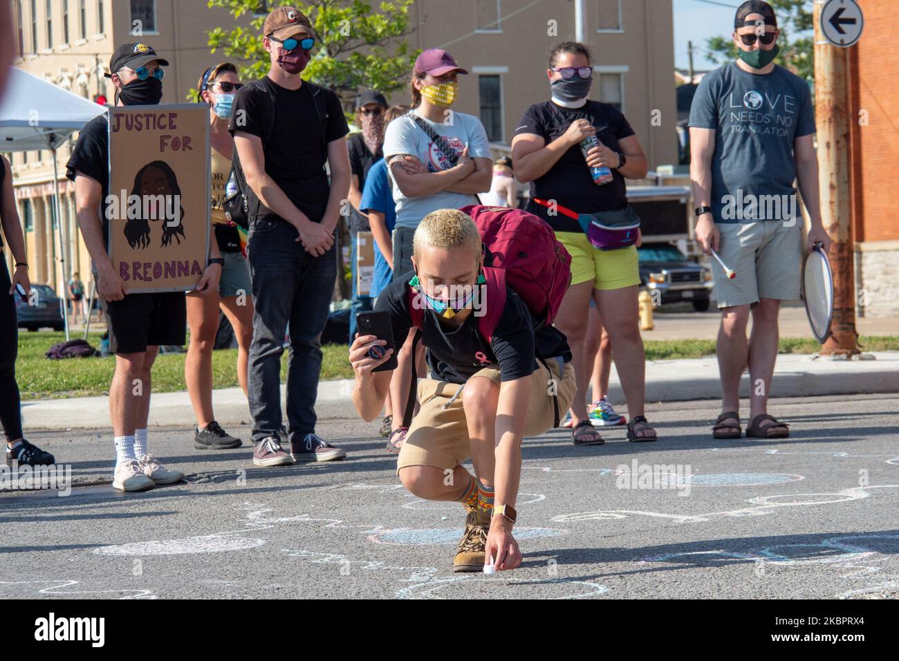 Ein Demonstrator stellt eine Kerze auf den Columbia Parkway, um Ahmaud Arbery während eines Protestes gegen die Brutalität der Polizei zu ehren, Freitag, den 5. Juni 2020, in Cincinnati, Ohio, Usa. (Foto von Jason Whitman/NurPhoto) Stockfoto