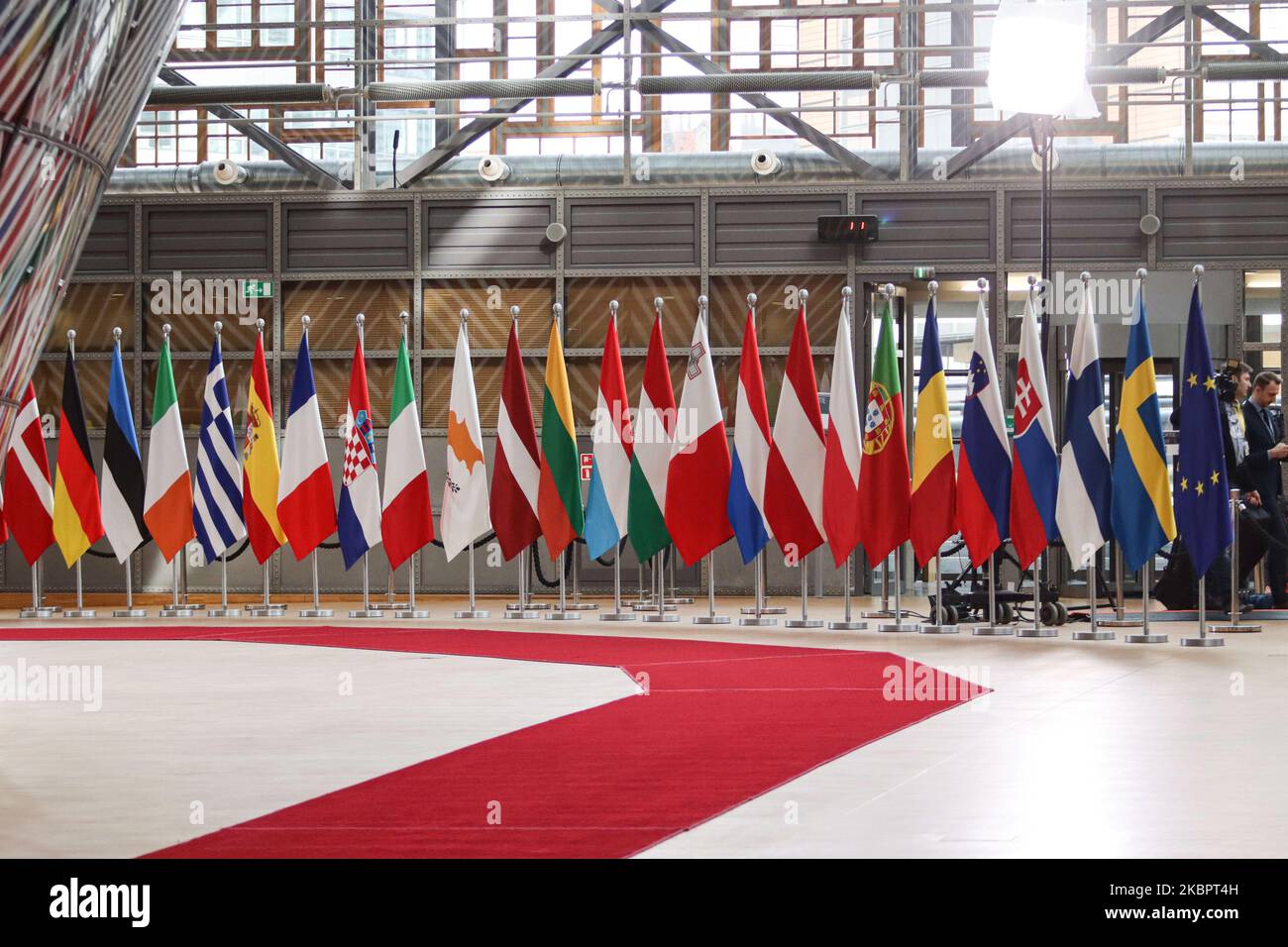 Flaggen von Europa oder Europäische Flagge ist das Symbol des Europarats und der Europäischen Union EU, wie man es bei den Nationalflaggen der Europäischen Nationen im Forum Europa Building in der belgischen Hauptstadt Brüssel sieht. Die EU-Flagge wurde von Arsène Heitz und Paul M. G. Lévy entworfen. Brüssel, Belgien - 21. Februar 2020 (Foto von Nicolas Economou/NurPhoto) Stockfoto