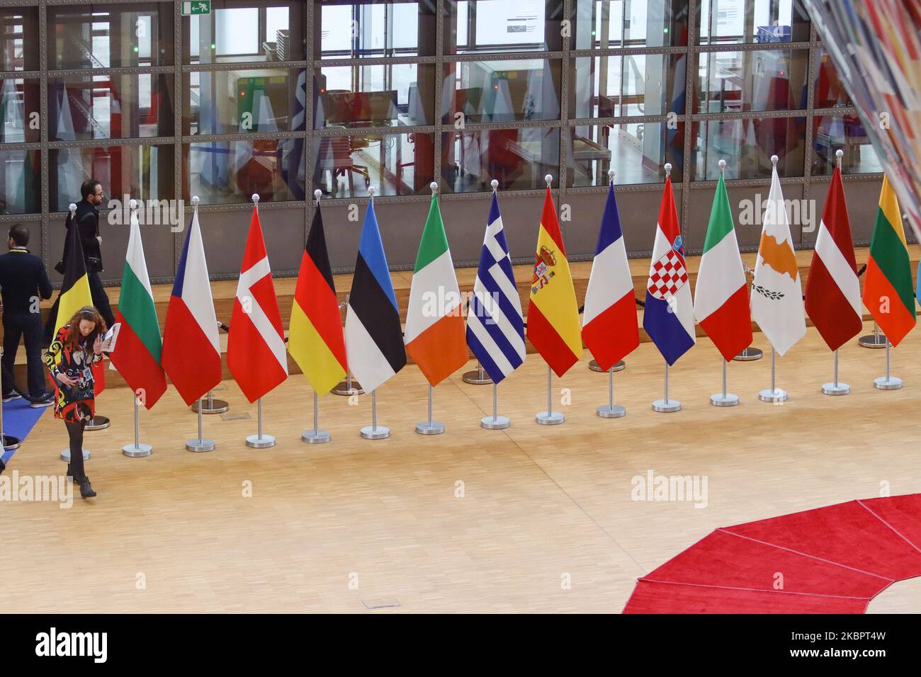 Flaggen von Europa oder Europäische Flagge ist das Symbol des Europarats und der Europäischen Union EU, wie man es bei den Nationalflaggen der Europäischen Nationen im Forum Europa Building in der belgischen Hauptstadt Brüssel sieht. Die EU-Flagge wurde von Arsène Heitz und Paul M. G. Lévy entworfen. Brüssel, Belgien - 21. Februar 2020 (Foto von Nicolas Economou/NurPhoto) Stockfoto