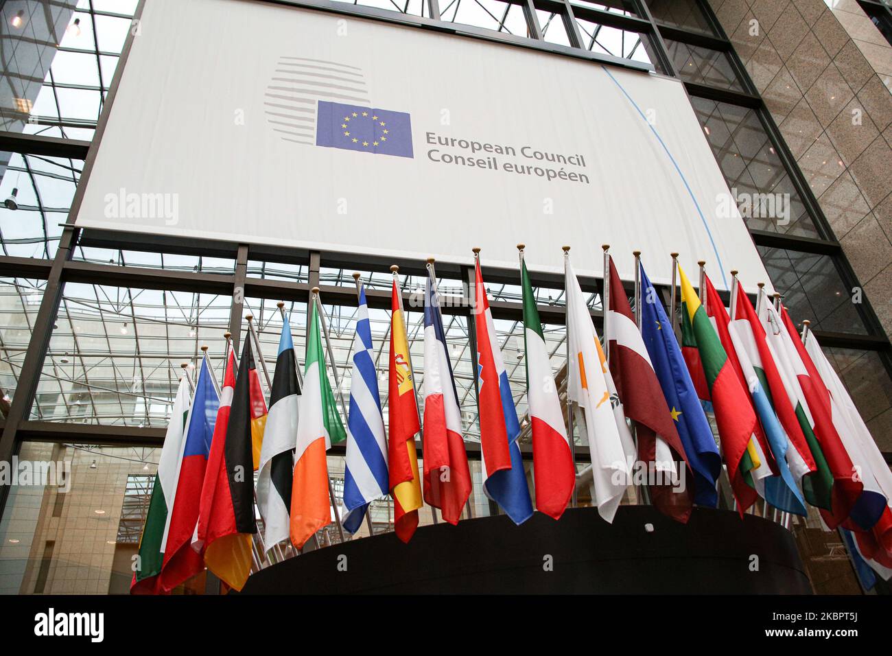 Flaggen von Europa oder Europäische Flagge ist das Symbol des Europarats und der Europäischen Union EU, wie man es bei den Nationalflaggen der Europäischen Nationen im Forum Europa Building in der belgischen Hauptstadt Brüssel sieht. Die EU-Flagge wurde von Arsène Heitz und Paul M. G. Lévy entworfen. Brüssel, Belgien - 21. Februar 2020 (Foto von Nicolas Economou/NurPhoto) Stockfoto