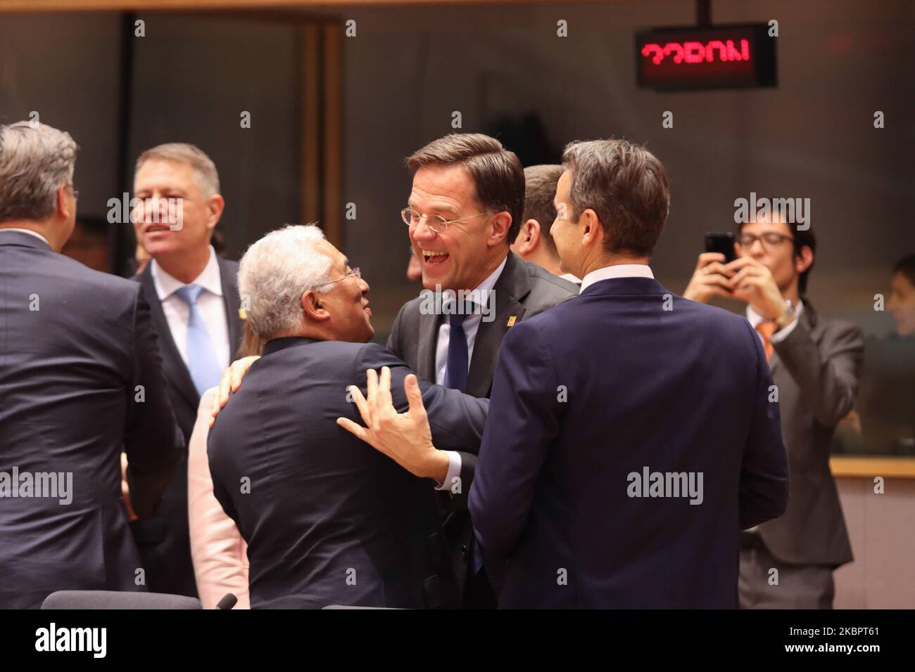 Mark Rutte, der Premierminister der Niederlande, sah sich beim Gespräch mit dem Premierminister von Portugal António Costa neben dem griechischen Premierminister Kyriakos Mitsotakis am Runden Tisch des Europäischen Rates lächelnd und umarmend. Der niederländische Premierminister spricht während der EUCO im Raum des Runden Tisches im Gebäude des Forum Europa mit den Staats- und Regierungschefs der EU. Die Hauptthemen von EUCO sind die intensiven Verhandlungen über den langfristigen EU-Haushaltsrahmen für 2021-2027 auf einem Sondergipfel des Europäischen Rates, DES EURO-Gipfels und der EU-Staats- und Regierungschefs, die in Brüssel, Belgien, zusammentreffen. 20. Februar 2020 (Foto von Nicolas Economou/NurPhoto) Stockfoto
