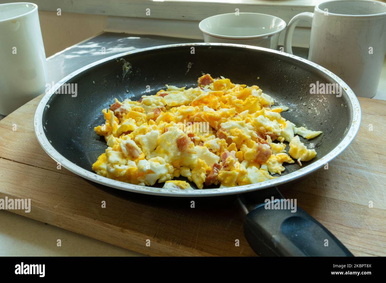 Morgens Rühreier mit Speck in einer Pfanne, Nahaufnahme Stockfoto