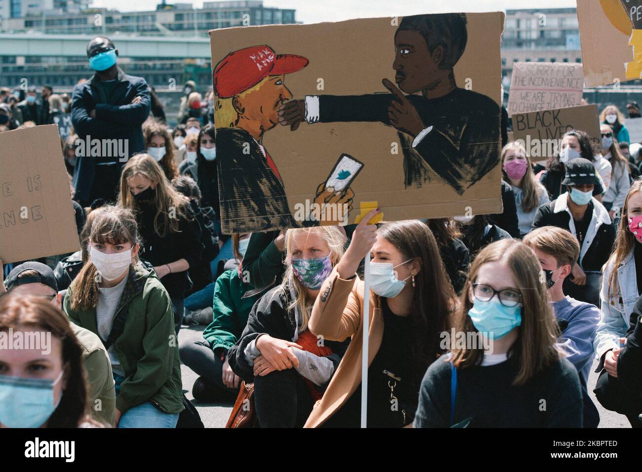 Während des Protestes zu Ehren von George Floyd in Köln am 6. Juni 2020 wird ein Cartoon mit dem Namen „ Trump twitter “ gesehen. (Foto von Ying Tang/NurPhoto) Stockfoto