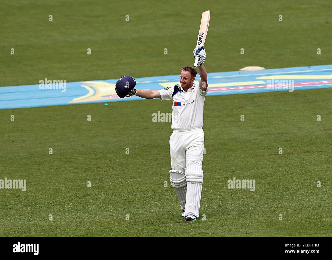 Yorkshire-Kapitän Andrew Gale feiert seine Hundert während des County Championship-Spiels zwischen Durham und Yorkshire im Emirates Riverside, Chester le Street, County Durham am Montag, den 5.. Mai 2014. (Foto von Mark Fletcher/MI News/NurPhoto) Stockfoto